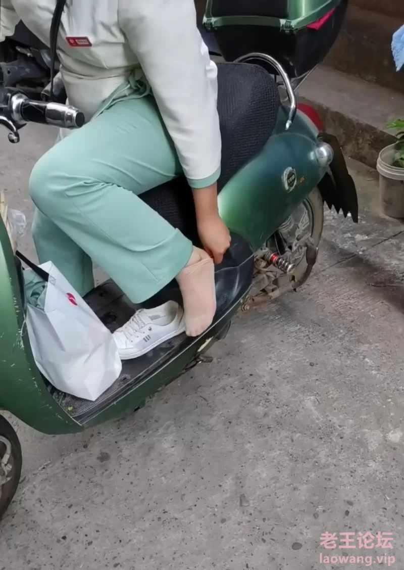 街头套路各路少妇熟女要她们穿过热乎的短丝肉丝黑丝丝袜 [24V-1GB]