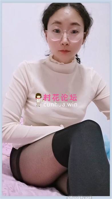 邻家眼镜小骚妹[小芸]定制裸舞啪啪私拍 可爱的邻家小妹丝足诱惑 掰开粉嫩小穴[30V1.7G度盘]