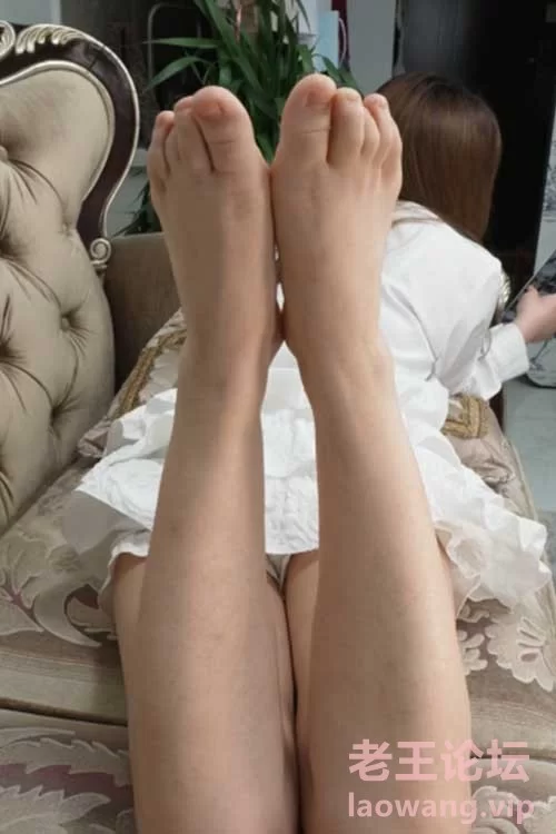 Sexy Asian Girls Feet-亚洲女孩奈柰-展示她性感短裙小脚 [1v-1.04g]