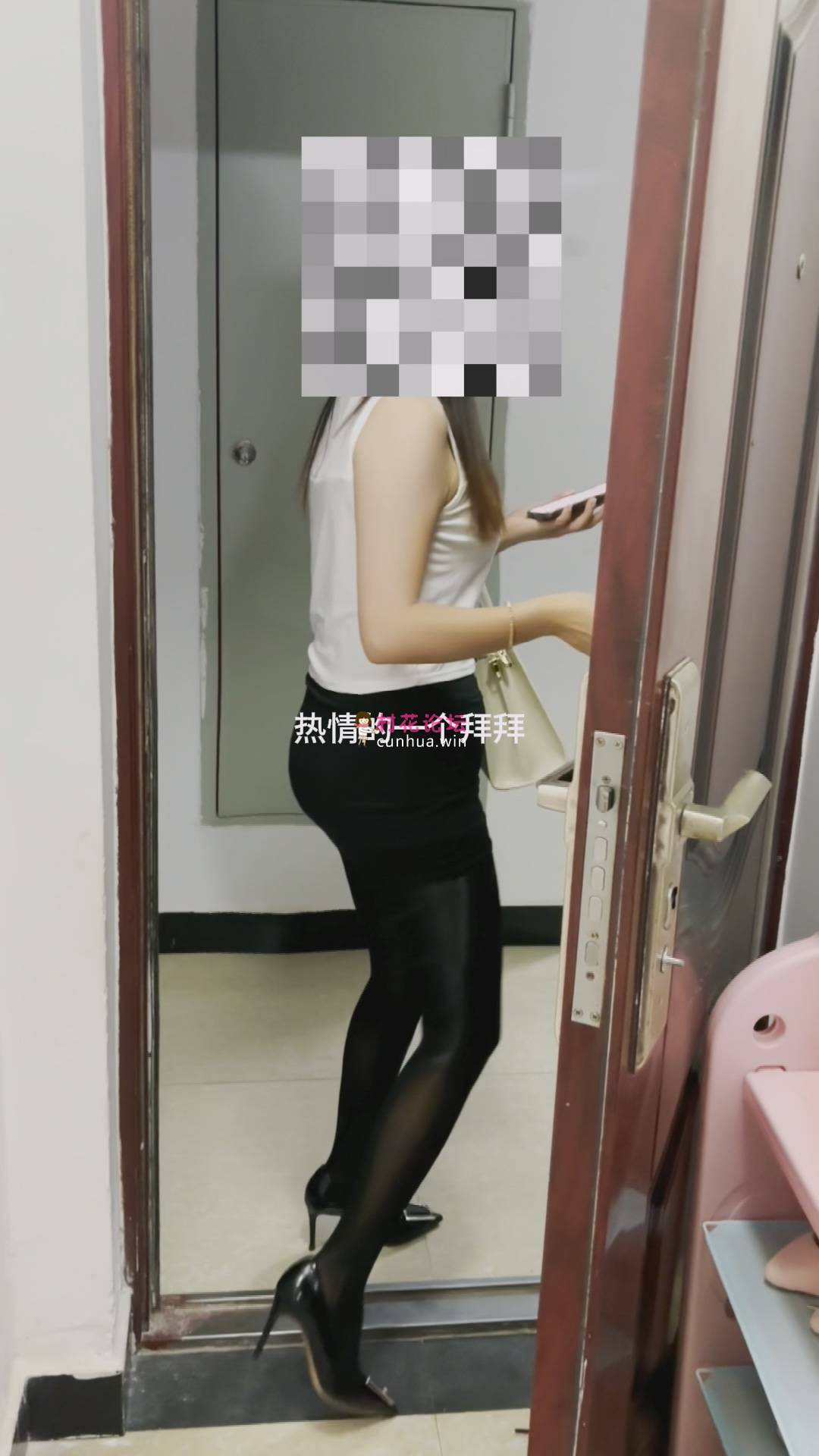 真实绿帽绿奴献妻过程，人妻黑丝老熟女阿姨很骚，后入少妇内射操大奶3p,单男夫妻交换露脸生活[131M-2V]《磁力》