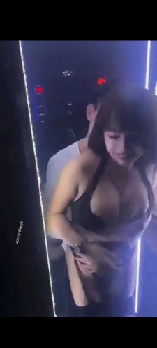 求助求出处 夜总会上一个男的咸猪手女的 身材很好