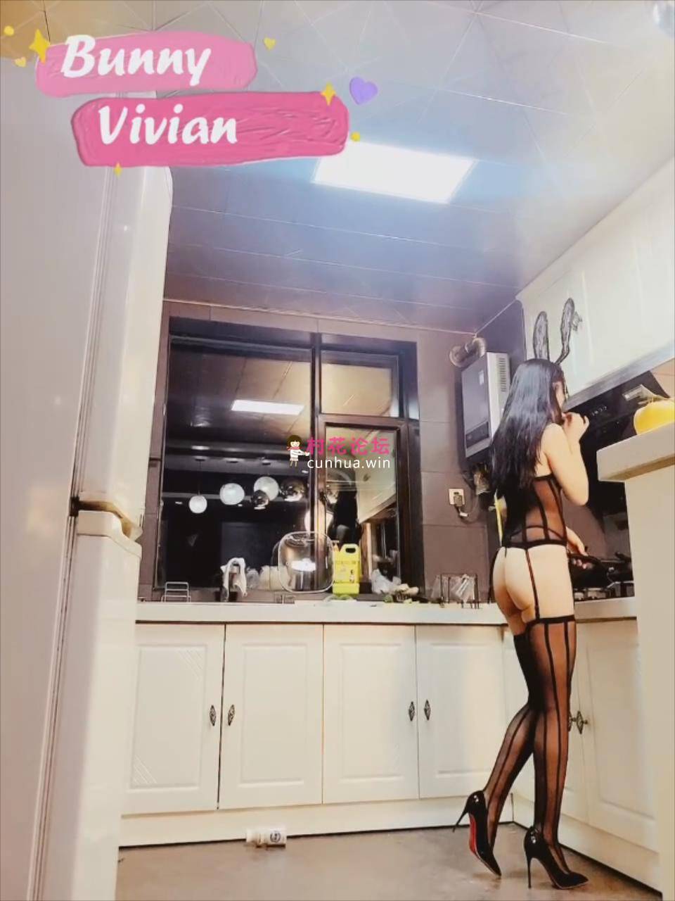 最新定制视频《爱丝袜Vivian姐》性感厨娘 爆裂黑丝厨房激烈性爱（1V37P-915MB-百度云）