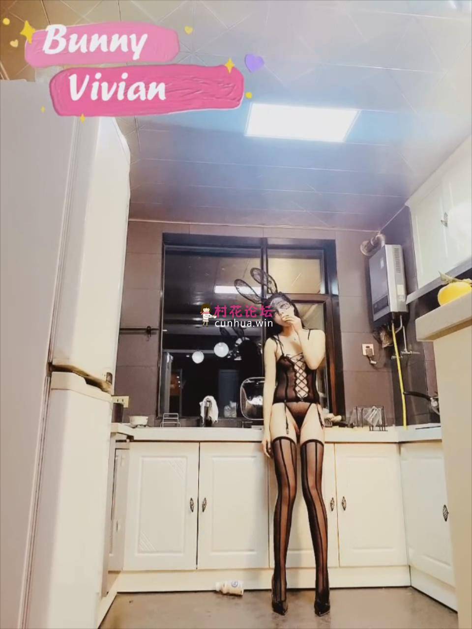 最新定制视频《爱丝袜Vivian姐》性感厨娘 爆裂黑丝厨房激烈性爱（1V37P-915MB-百度云）