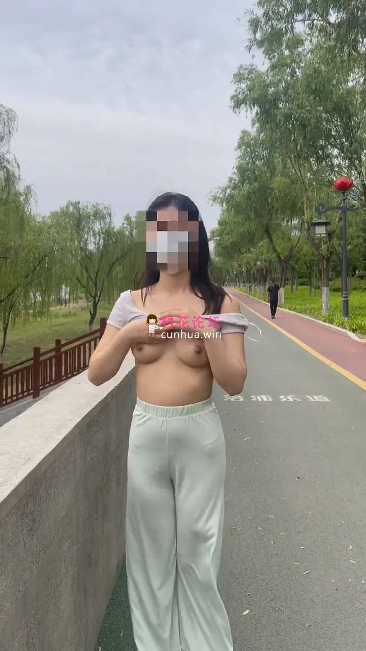 新晋级无敌反差小母狗，推特19岁女儿奴《林林susu00006》超强人前露出裸体取外卖影院自慰等[55V891M度盘]