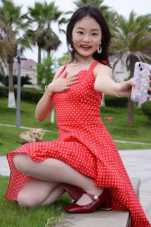 初夏女神-双双~港风连衣裙肉丝美腿[140P+1V 1.02G百度网盘] [140p1v-1.02GB]