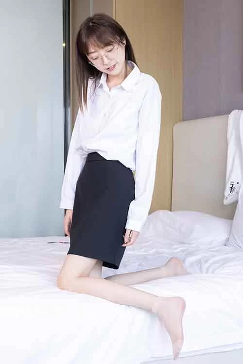 袜啵啵-稚予-制服包臀裙高跟鞋、黑丝短肉丝、ol风[142P1V-1. [142p1v-1.35GB]