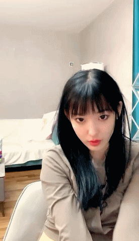 直播清纯美少女《明月》反差重口来大姨妈还直播，骚舞扭动，自慰特写