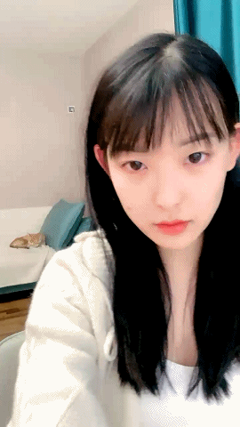 直播清纯美少女《明月》反差重口来大姨妈还直播，骚舞扭动，自慰特写