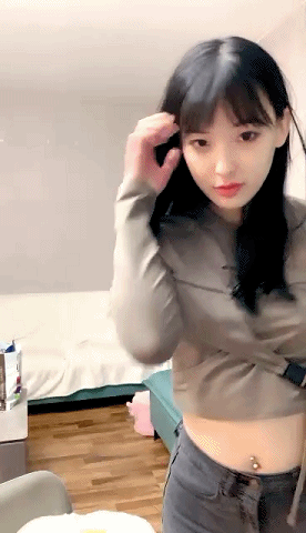 直播清纯美少女《明月》反差重口来大姨妈还直播，骚舞扭动，自慰特写