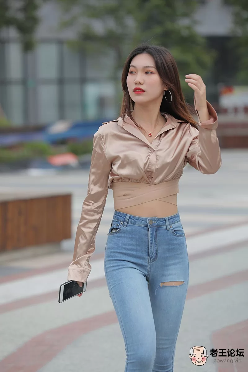 《视频》紧身牛仔裤长腿翘臀美女《9V/8.7G/百度云》 [-]