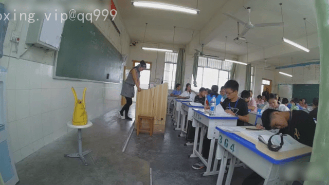 国产真实的一批的资源，足控《女老师上课脱鞋晒脚集锦》资源均为高清的资源，都是丝袜讲台偷拍，真实的一批