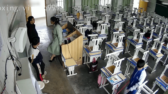 国产真实的一批的资源，足控《女老师上课脱鞋晒脚集锦》资源均为高清的资源，都是丝袜讲台偷拍，真实的一批