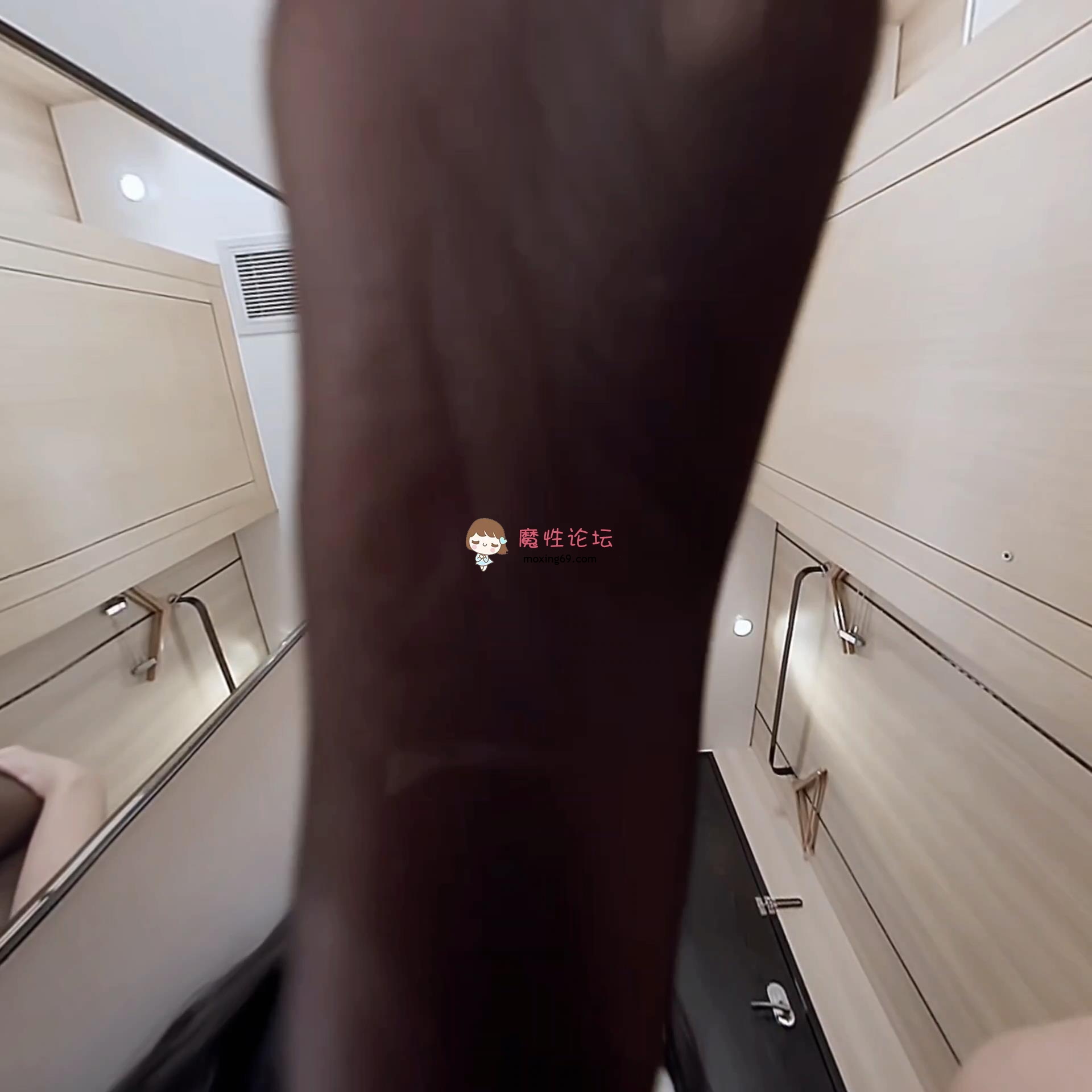 美腿极品足控VR+转2D视频，高颜值 被踩踏视角《4v4.1g百度盘》