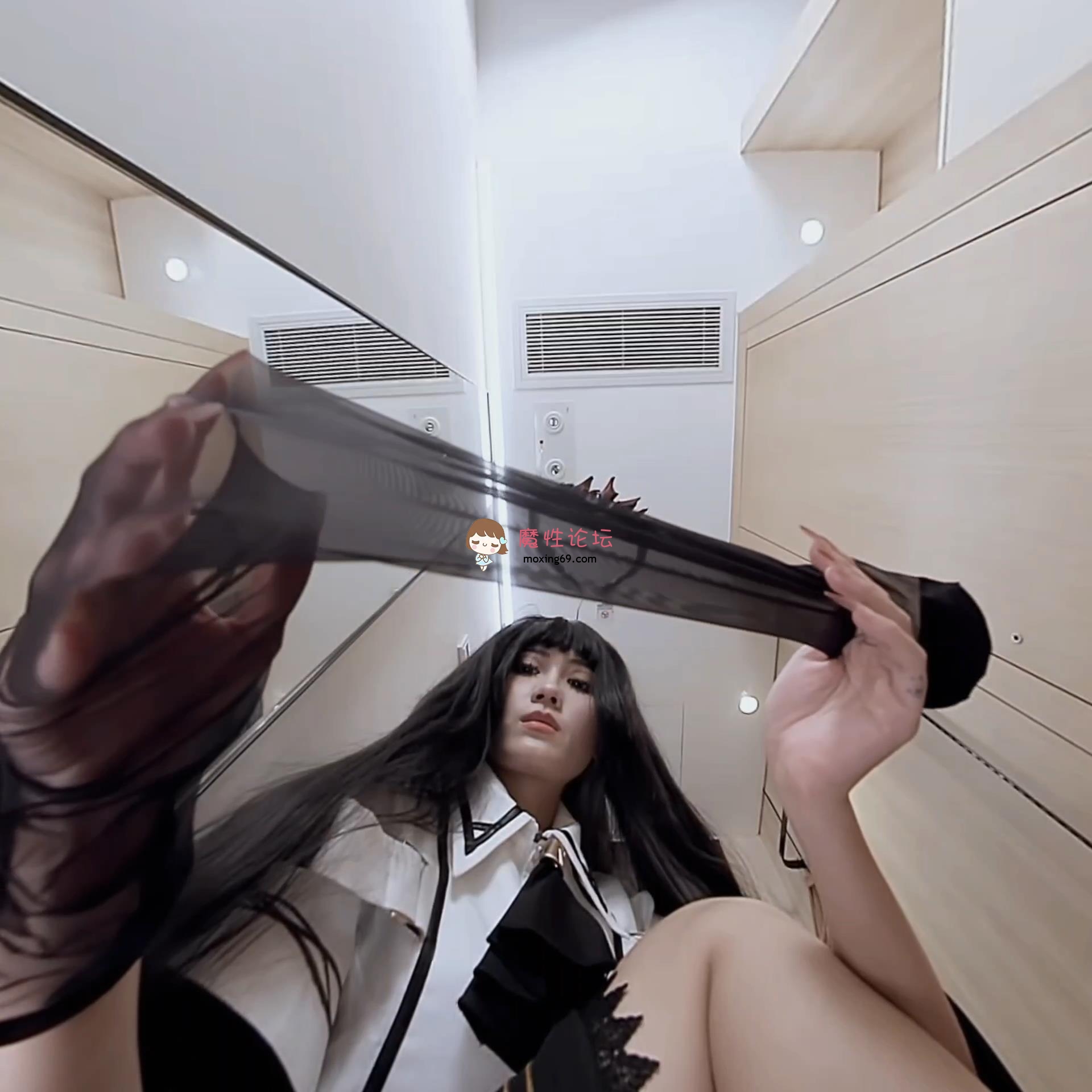 美腿极品足控VR+转2D视频，高颜值 被踩踏视角《4v4.1g百度盘》