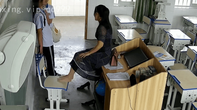 国产真实的一批的资源，足控《女老师上课脱鞋晒脚集锦》资源均为高清的资源，都是丝袜讲台偷拍，真实的一批