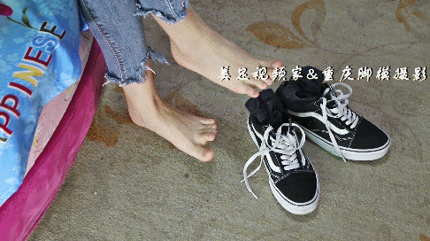 足交足控狂喜！国产TK神作《重庆脚模摄影》恋足舔足,恋足癖一本满足 极品美女白嫩脚丫被狂舔TJ！大合集《45V84G》