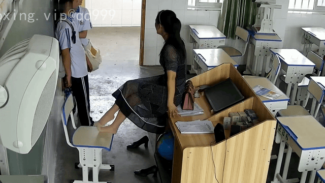 国产真实的一批的资源，足控《女老师上课脱鞋晒脚集锦》资源均为高清的资源，都是丝袜讲台偷拍，真实的一批