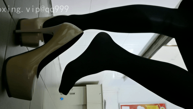 国产真实的一批的资源，足控《女老师上课脱鞋晒脚集锦》资源均为高清的资源，都是丝袜讲台偷拍，真实的一批