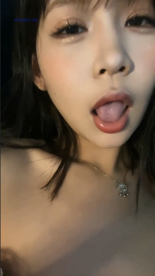 国产自拍《录屏》一对一，超清纯美女极致反差裸聊特写，馒头穴足控必备，红绿灯寸止帮撸。《2V1.34G 百度 》