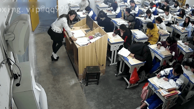 国产真实的一批的资源，足控《女老师上课脱鞋晒脚集锦》资源均为高清的资源，都是丝袜讲台偷拍，真实的一批