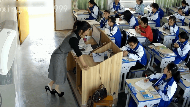 国产真实的一批的资源，足控《女老师上课脱鞋晒脚集锦》资源均为高清的资源，都是丝袜讲台偷拍，真实的一批