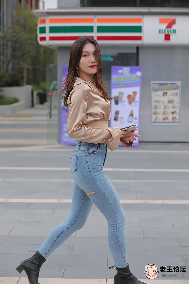 《视频》紧身牛仔裤长腿翘臀美女《9V/8.7G/百度云》 [-]