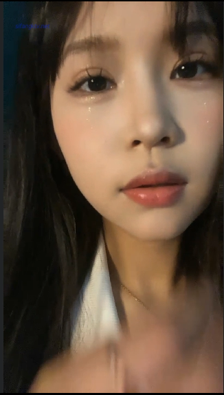 国产自拍《录屏》一对一，超清纯美女极致反差裸聊特写，馒头穴足控必备，红绿灯寸止帮撸。《2V1.34G 百度 》