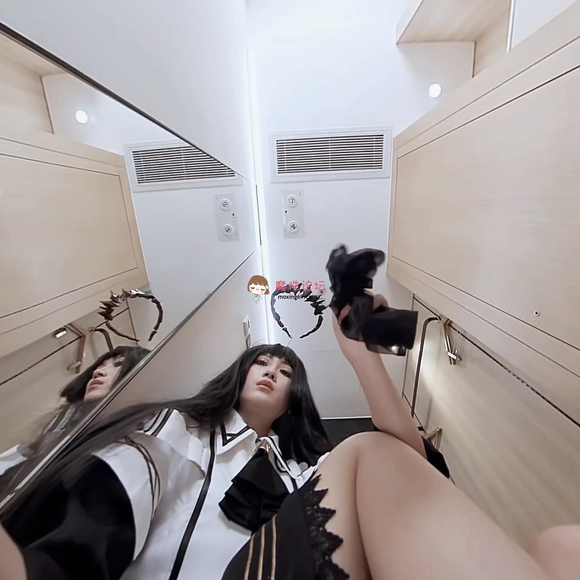 美腿极品足控VR+转2D视频，高颜值 被踩踏视角《4v4.1g百度盘》