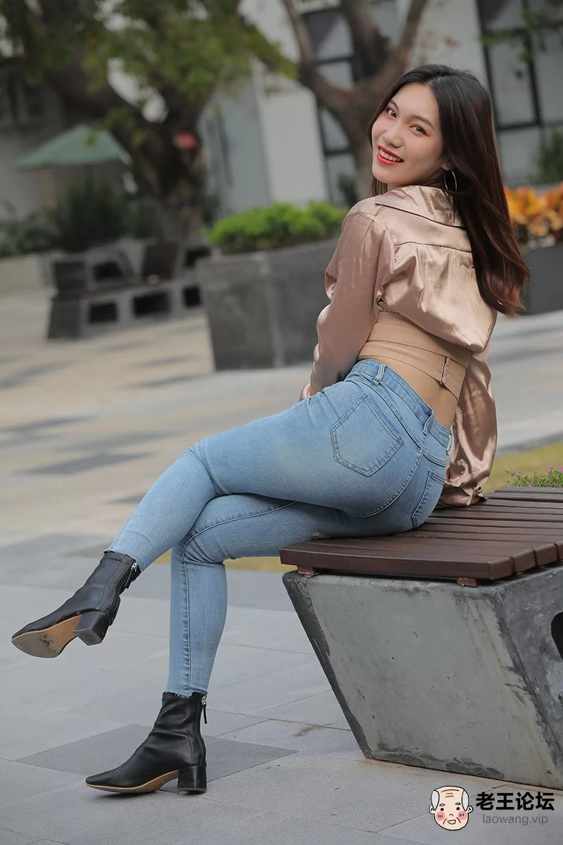 《视频》紧身牛仔裤长腿翘臀美女《9V/8.7G/百度云》 [-]