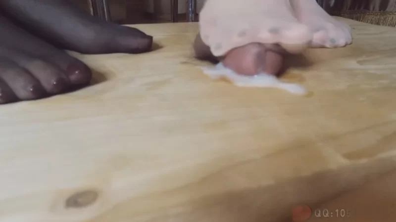 婧儿双人足交，黑白双丝隔板榨精，射满双丝脚底❤️ [1v-513mb]