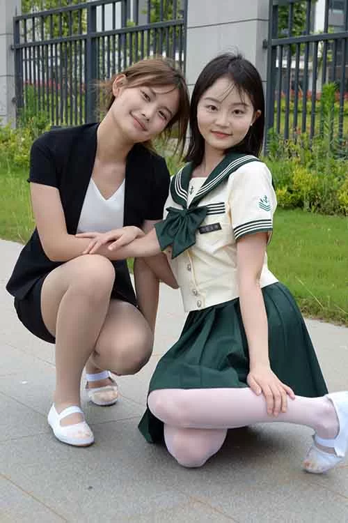 初夏女神-双双、幺幺-姐妹花户外短裙丝袜美腿 [160p1v-1g]