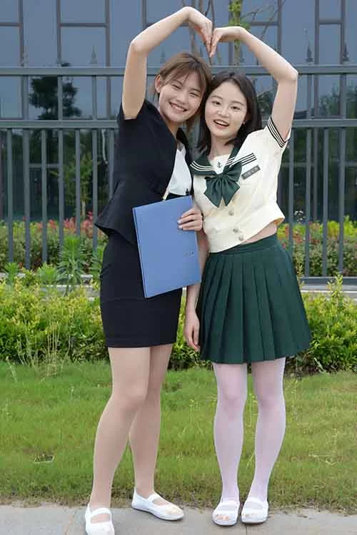 初夏女神-双双、幺幺-姐妹花户外短裙丝袜美腿 [160p1v-1g]