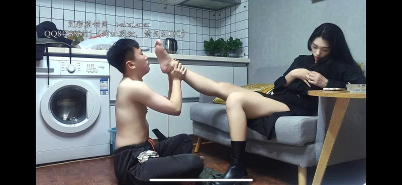 给纹身小妹舔脚 [1v-657MB]