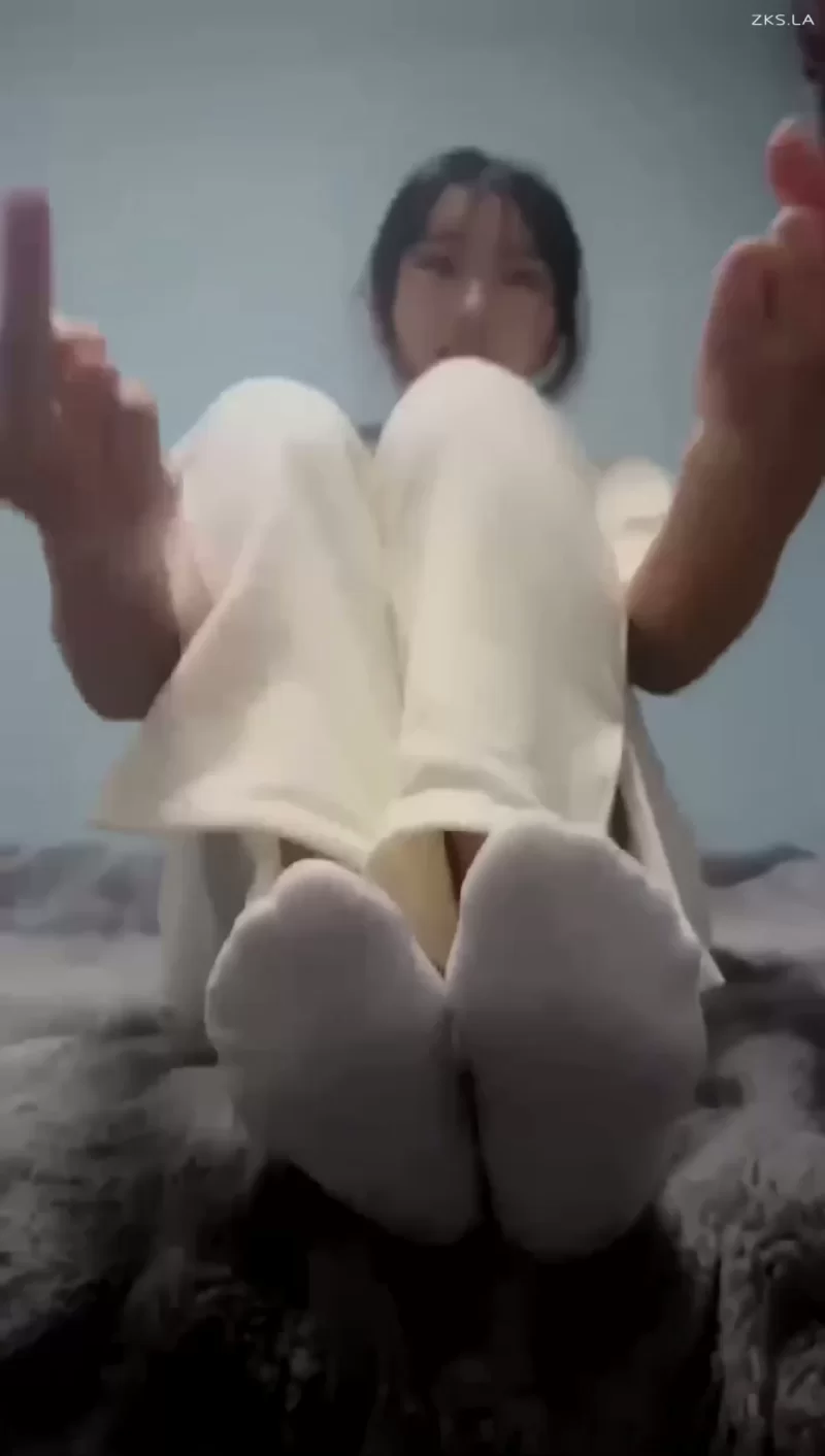 狗哥 - 开发素人学生 白袜平底鞋 全体重踩踏 [1V-1.77GB]