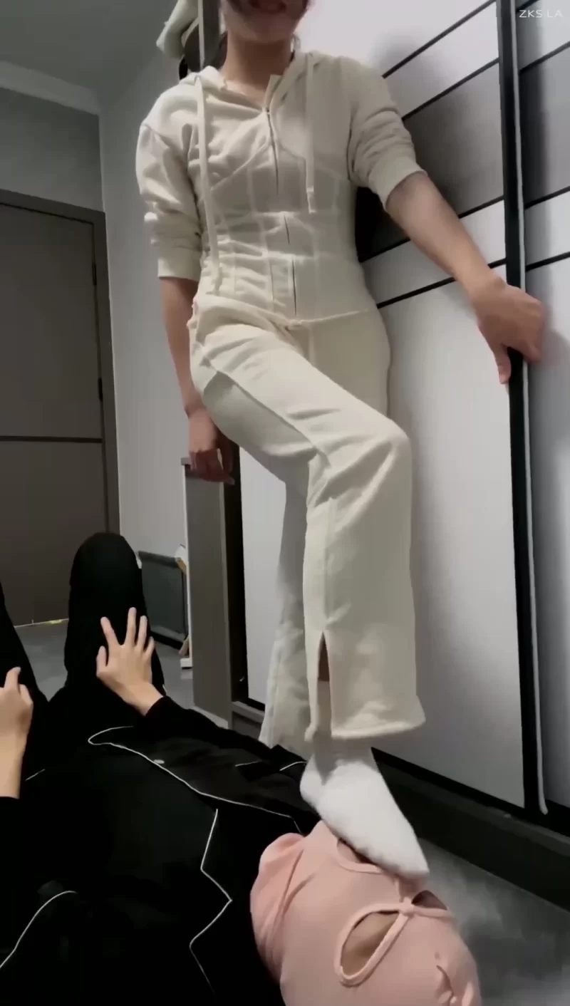 狗哥 - 开发素人学生 白袜平底鞋 全体重踩踏 [1V-1.77GB]