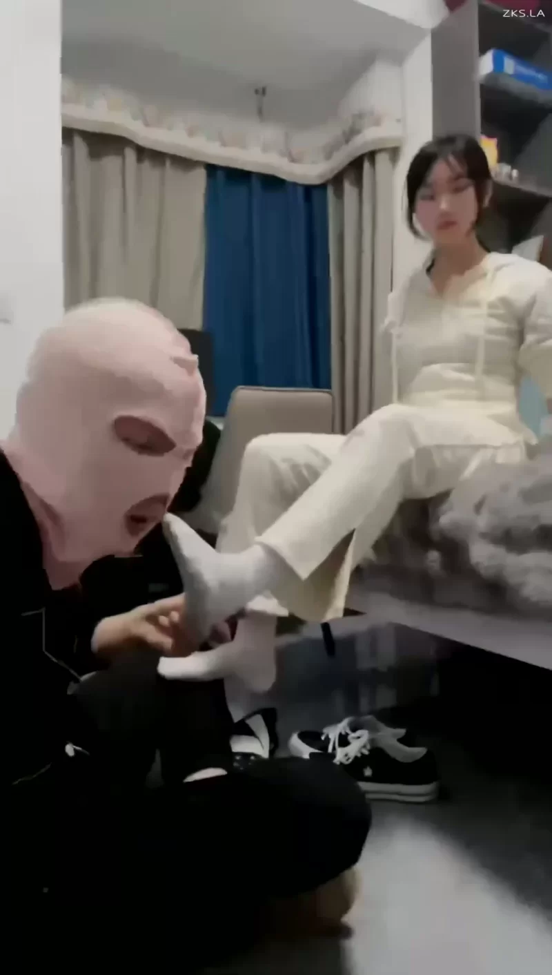 狗哥 - 开发素人学生 白袜平底鞋 全体重踩踏 [1V-1.77GB]