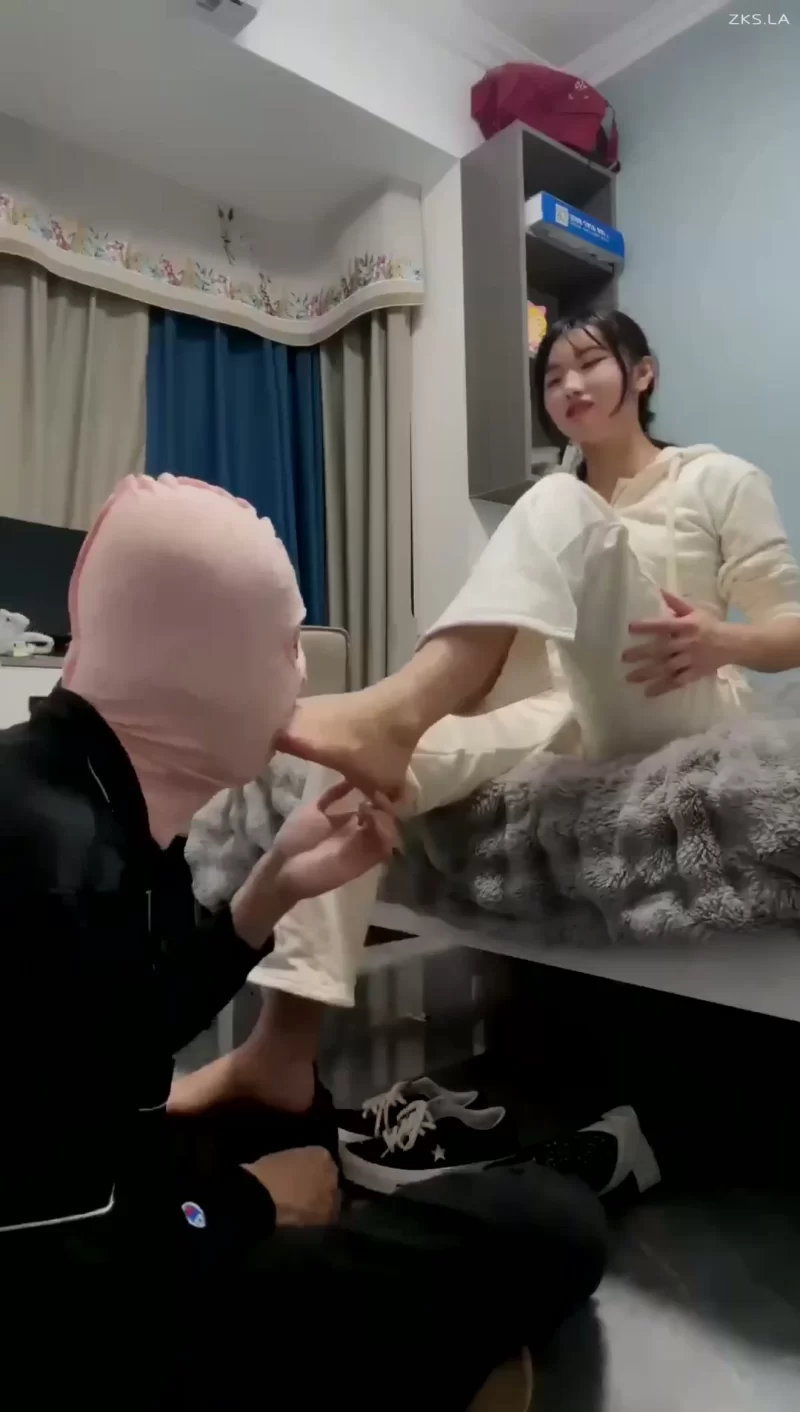 狗哥 - 开发素人学生 白袜平底鞋 全体重踩踏 [1V-1.77GB]