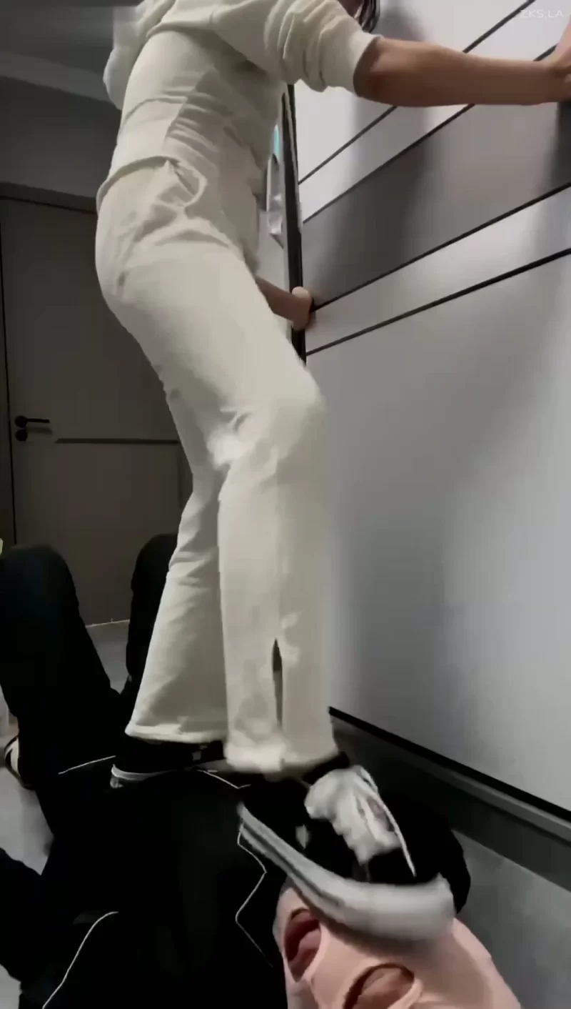 狗哥 - 开发素人学生 白袜平底鞋 全体重踩踏 [1V-1.77GB]