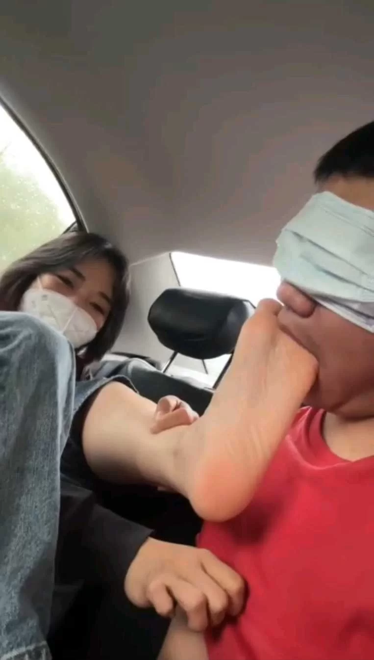 户外驾校女学员套路教练为其挠脚心舔脚 [1v-353m]