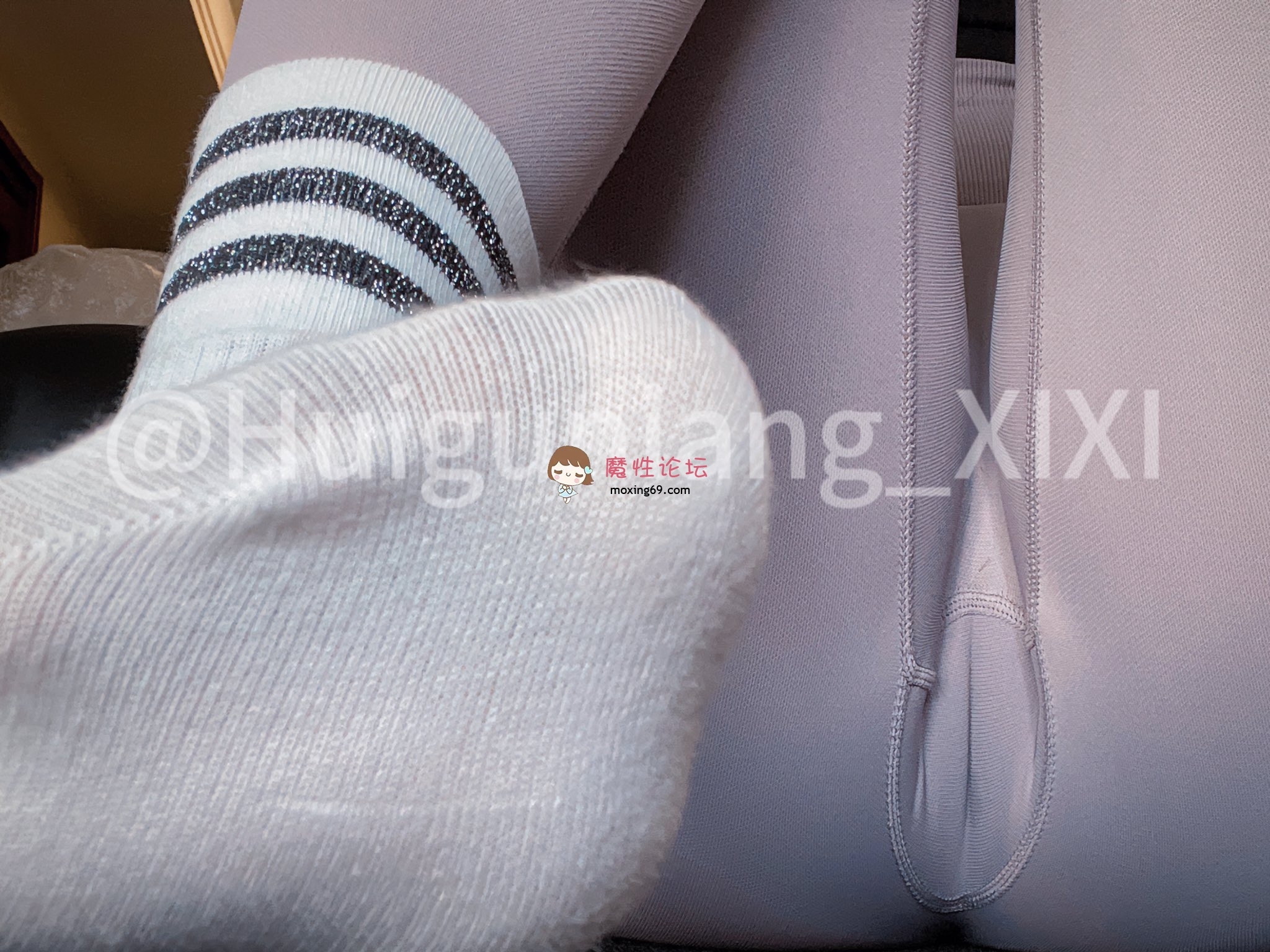 足交优雅女S丝足榨汁姬女神『兮兮』脚底和脚趾高强度的在你骚鸡上下搓动完美足弓下的黑丝套鸡全都喷涌在脚底