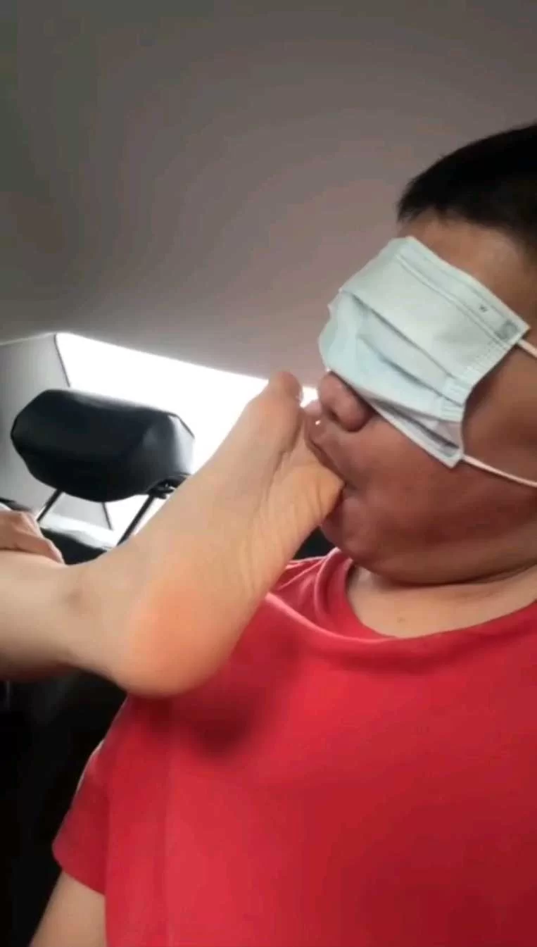 户外驾校女学员套路教练为其挠脚心舔脚 [1v-353m]