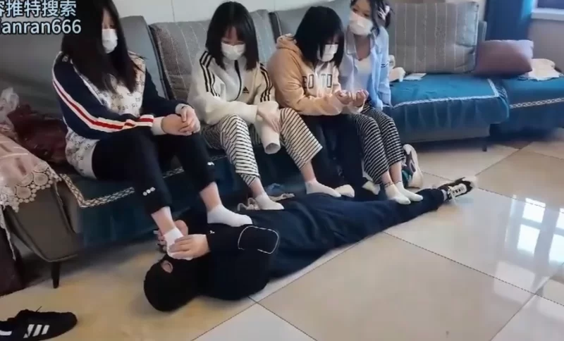 精神小妹 系列  足控 舔脚 调教 个个美女玉足 [34v-15.5GB]