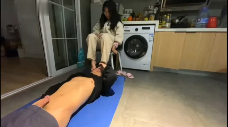 清纯反差女高中生足交调教同学，淫语强制暴力足交射精 [1v-282MB]