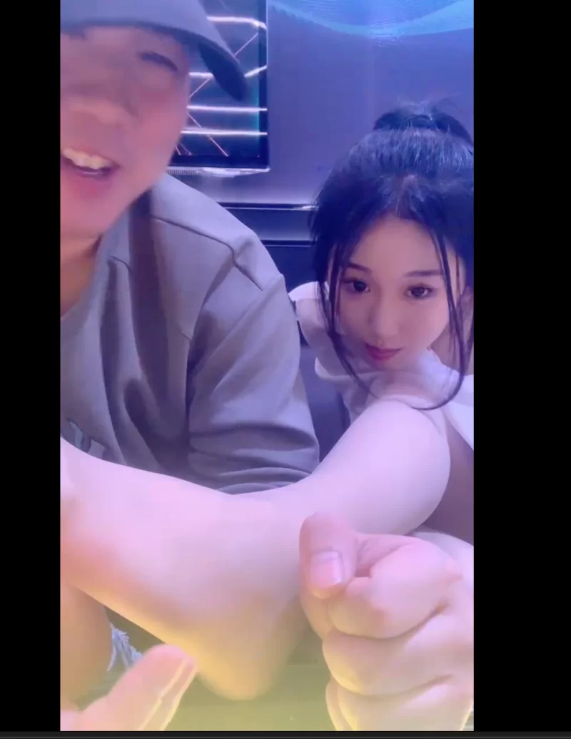 精神小妹 系列  足控 舔脚 调教 个个美女玉足 [34v-15.5GB]