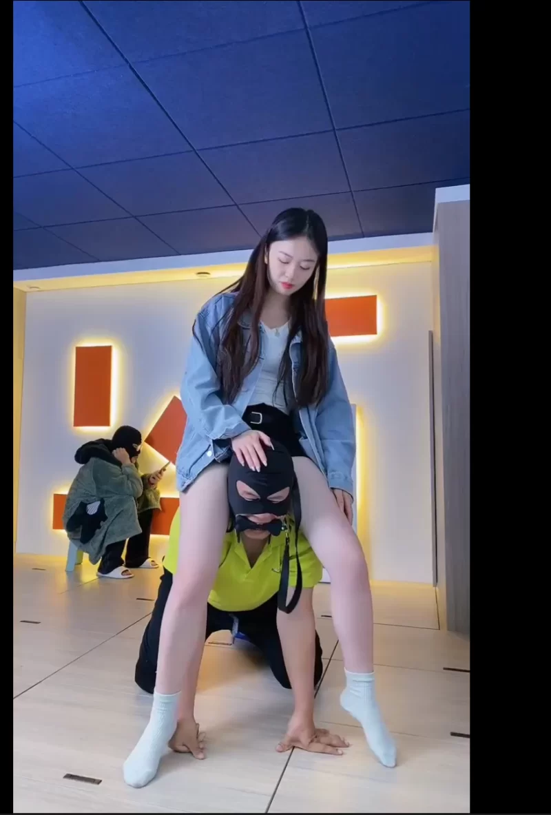 精神小妹 系列  足控 舔脚 调教 个个美女玉足 [34v-15.5GB]