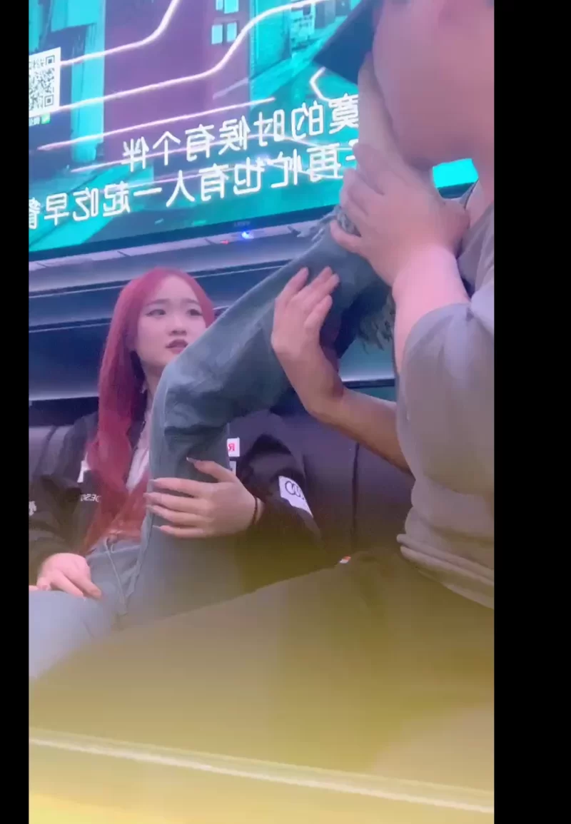 精神小妹 系列  足控 舔脚 调教 个个美女玉足 [34v-15.5GB]