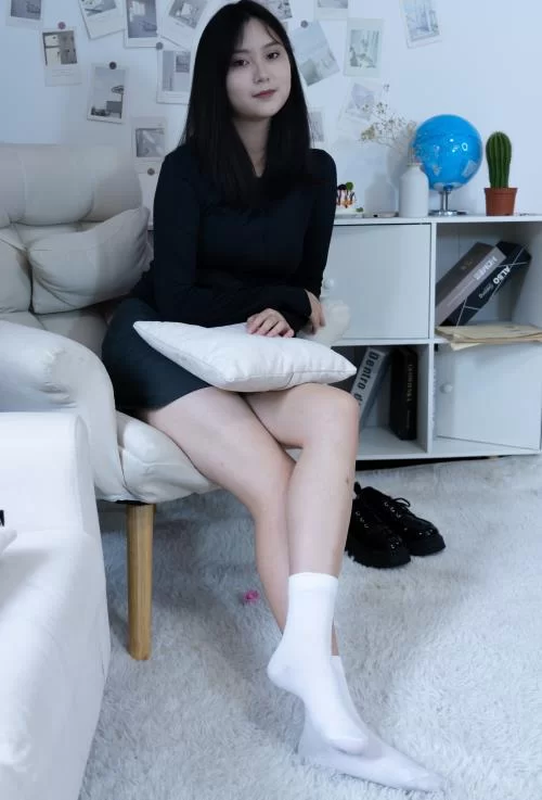 甜予摄影-土豆-性感包臀裙皮鞋白棉袜裸足 [121p1v-2.1g]