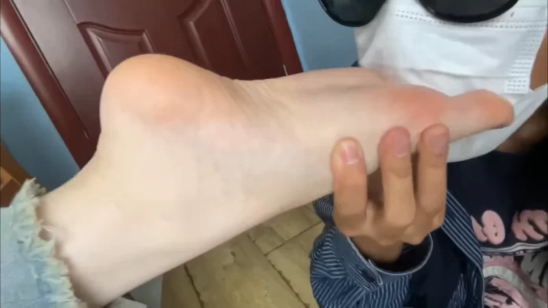 爽玩熟睡女高嫩脚 [1v-177m]