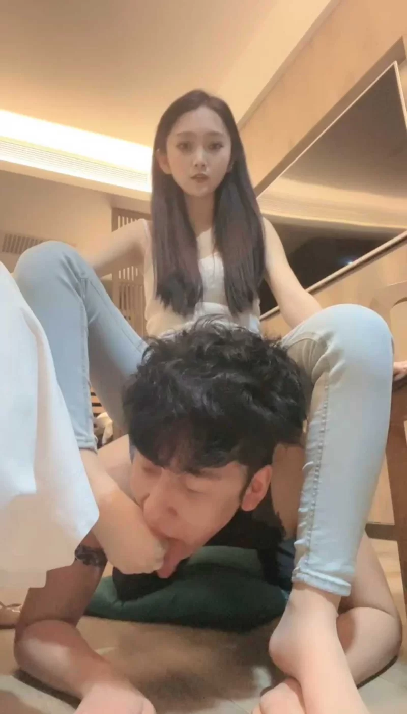 川野尤娜-偷舔熟睡女朋友丝袜脚被发现后 [1v-524m]