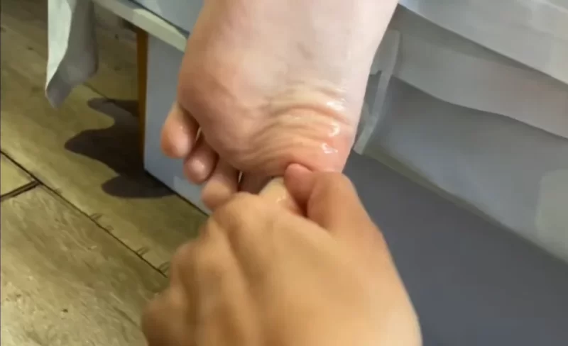 爽玩熟睡女高嫩脚 [1v-177m]